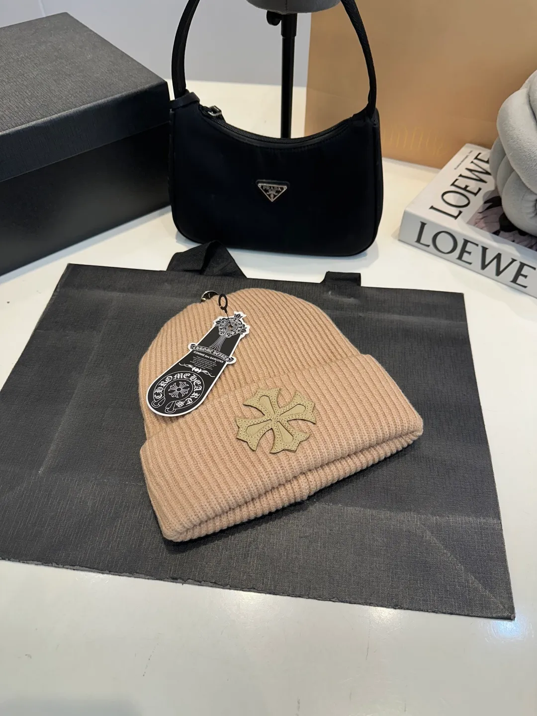 P46 Crow Heart Wool Hat, too flattering for your face. No matter you have a long face, a round face or a square face, you can easily wear it because the hat is very thick, so your face looks small, delicate and cute. Fashionable street style, recommended hat for autumn and winter.